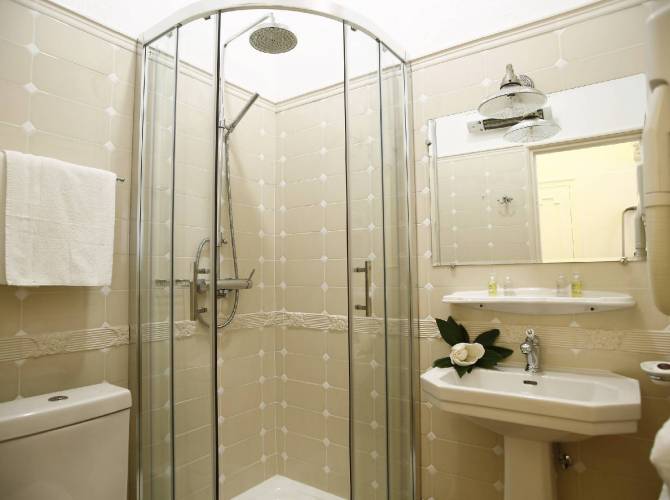 Salle de douche - Chambre Confort Rue piétonne