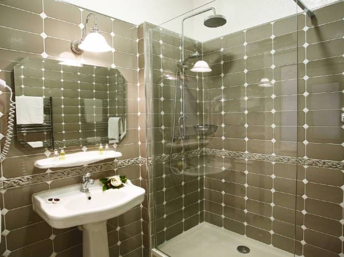 Salle de douche - Chambre Confort Rue piétonne